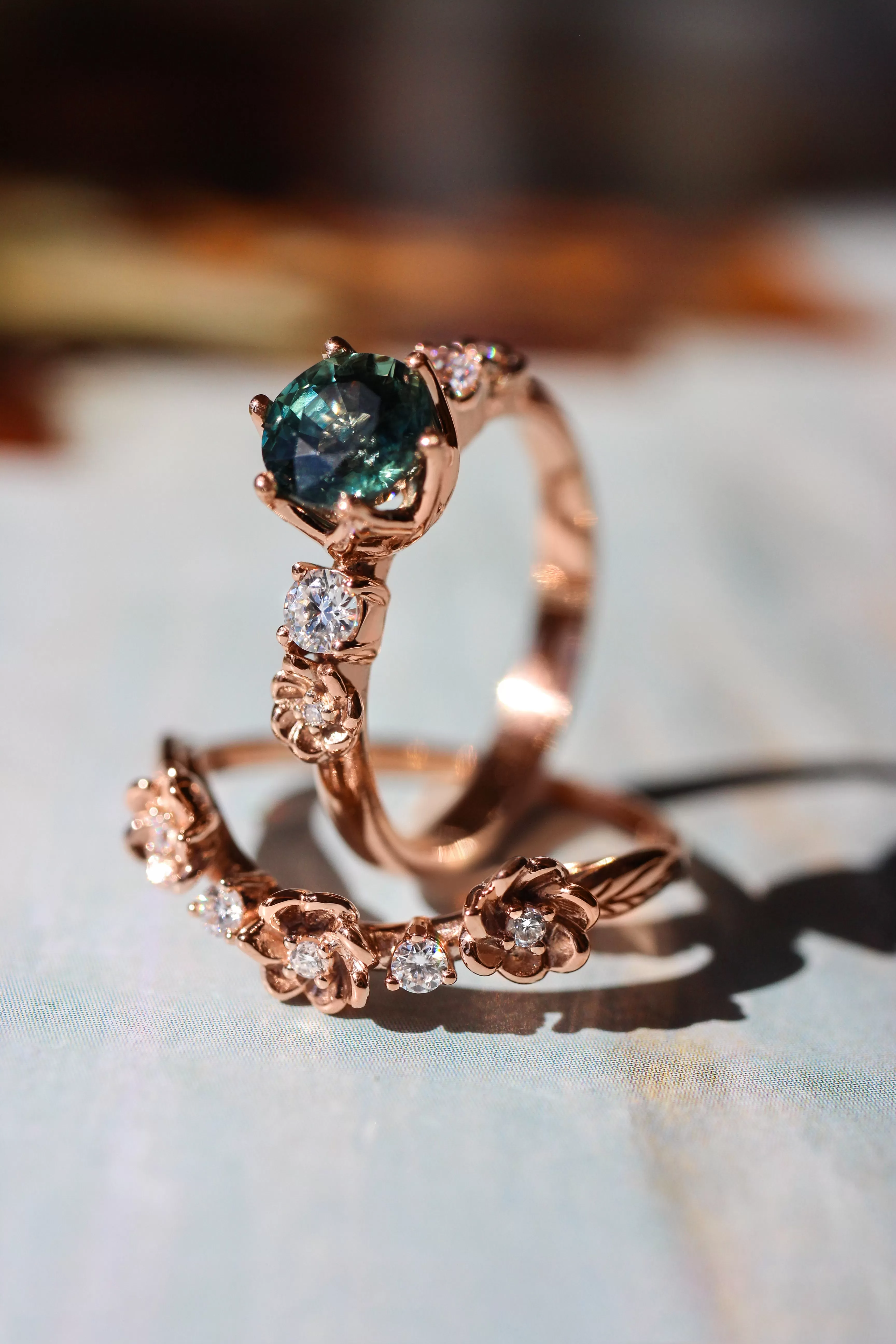 Bridal set with 1 ct teal sapphire and diamonds / Fiorella