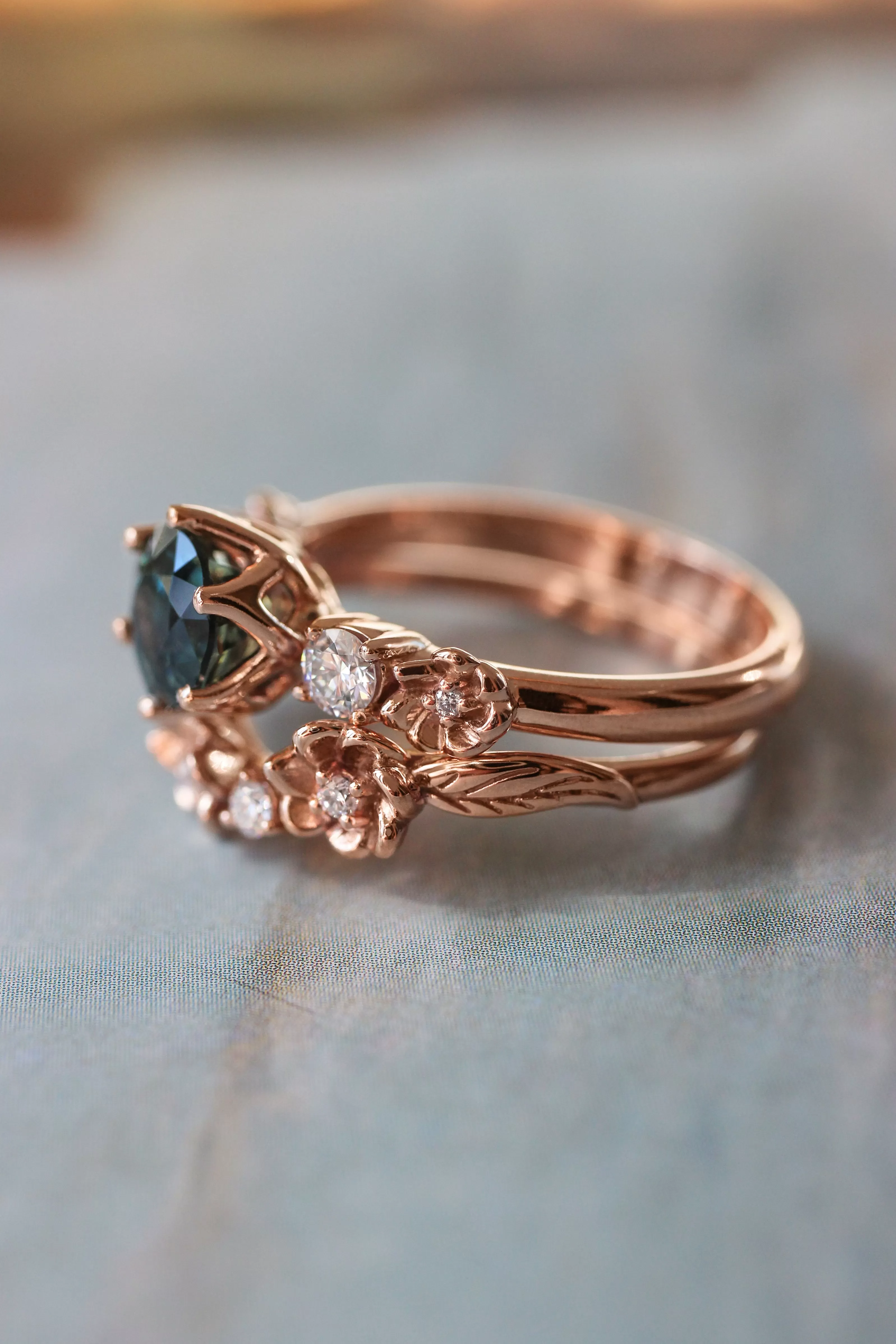 Bridal set with 1 ct teal sapphire and diamonds / Fiorella