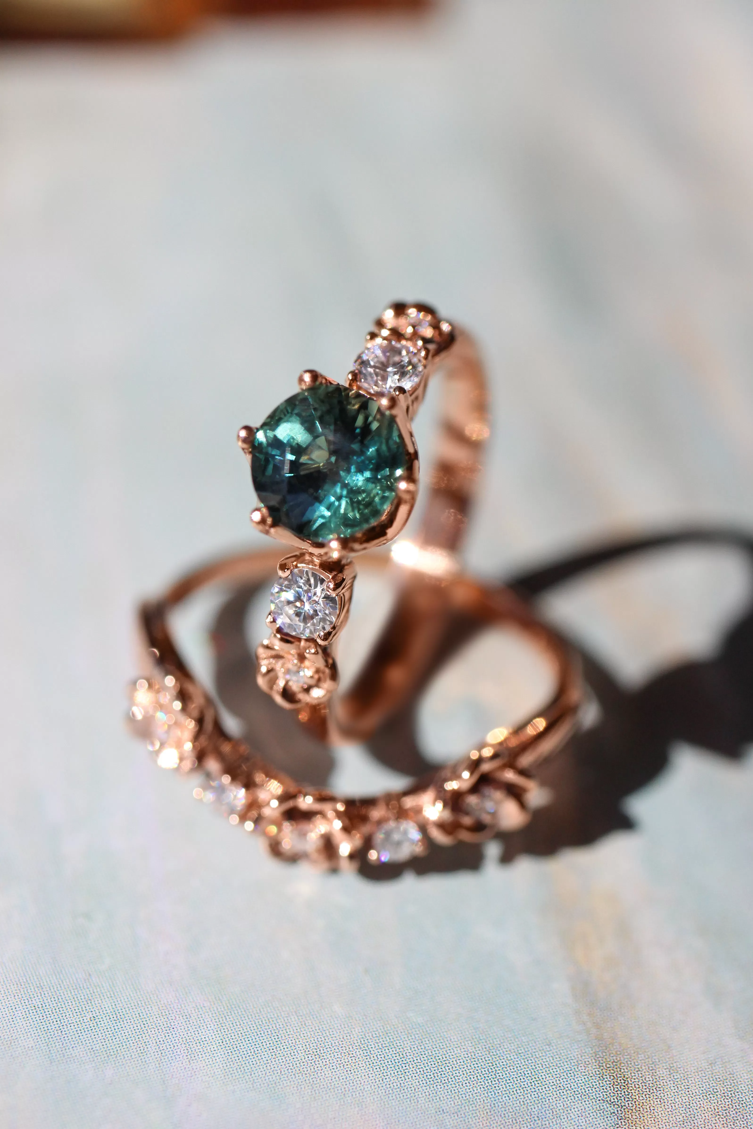 Bridal set with 1 ct teal sapphire and diamonds / Fiorella