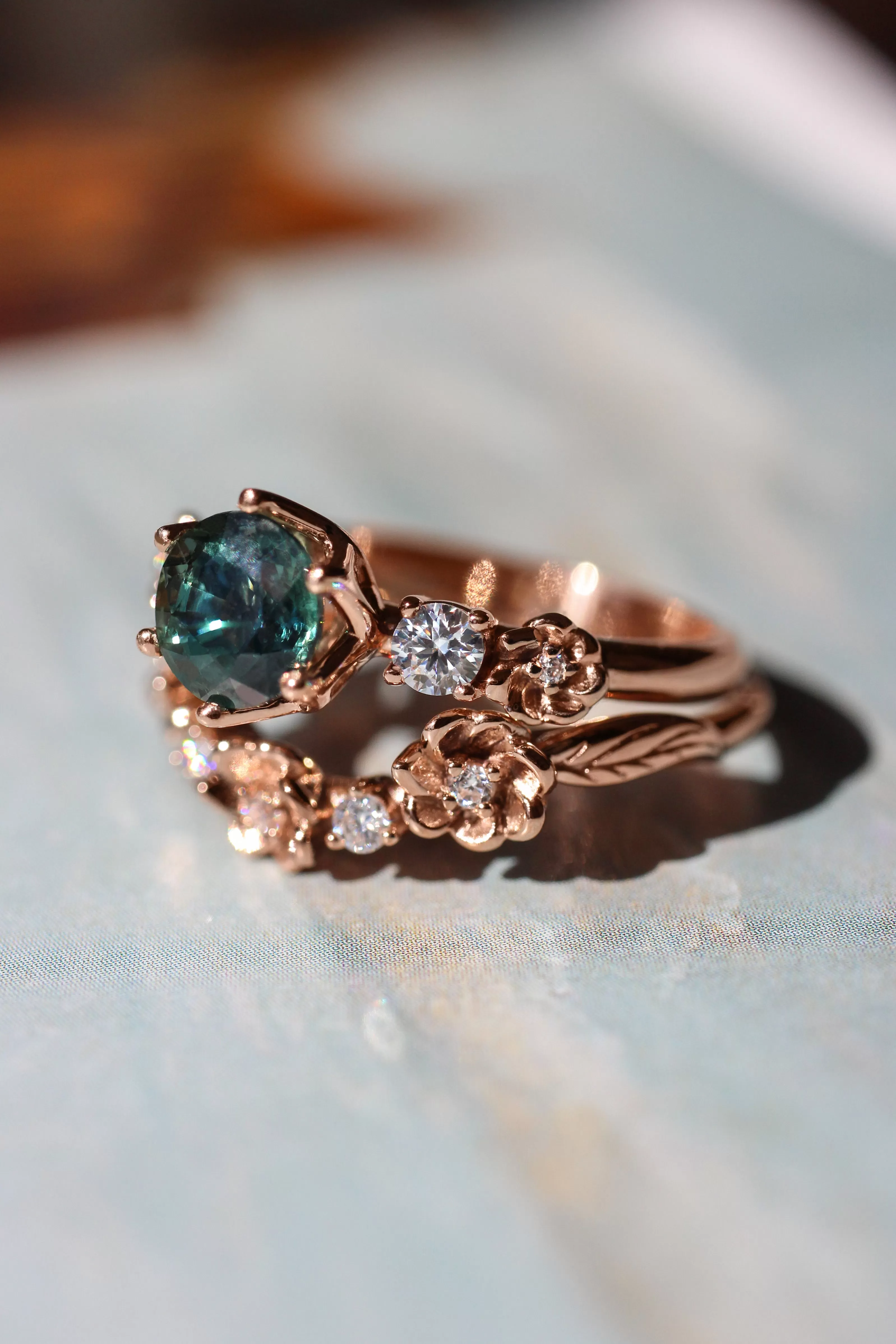 Bridal set with 1 ct teal sapphire and diamonds / Fiorella